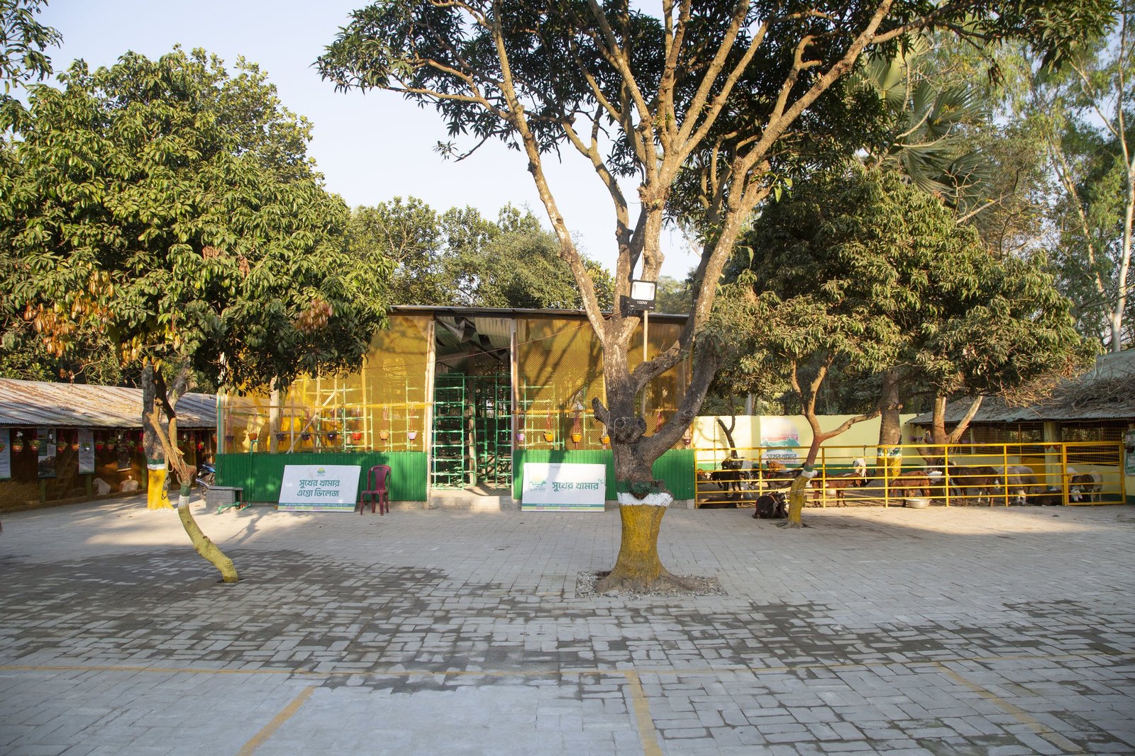 সুখের খামারের মূল প্রাঙ্গণ