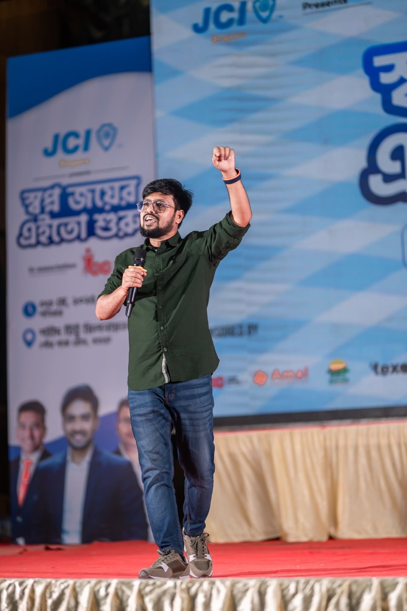জুবায়ের ইসলাম মঞ্চে বক্তব্য দিচ্ছেন